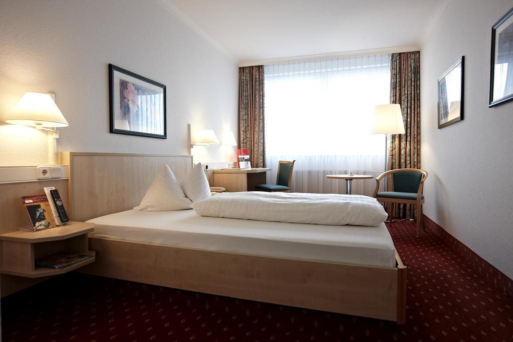 Single Room,702388666:JPEG